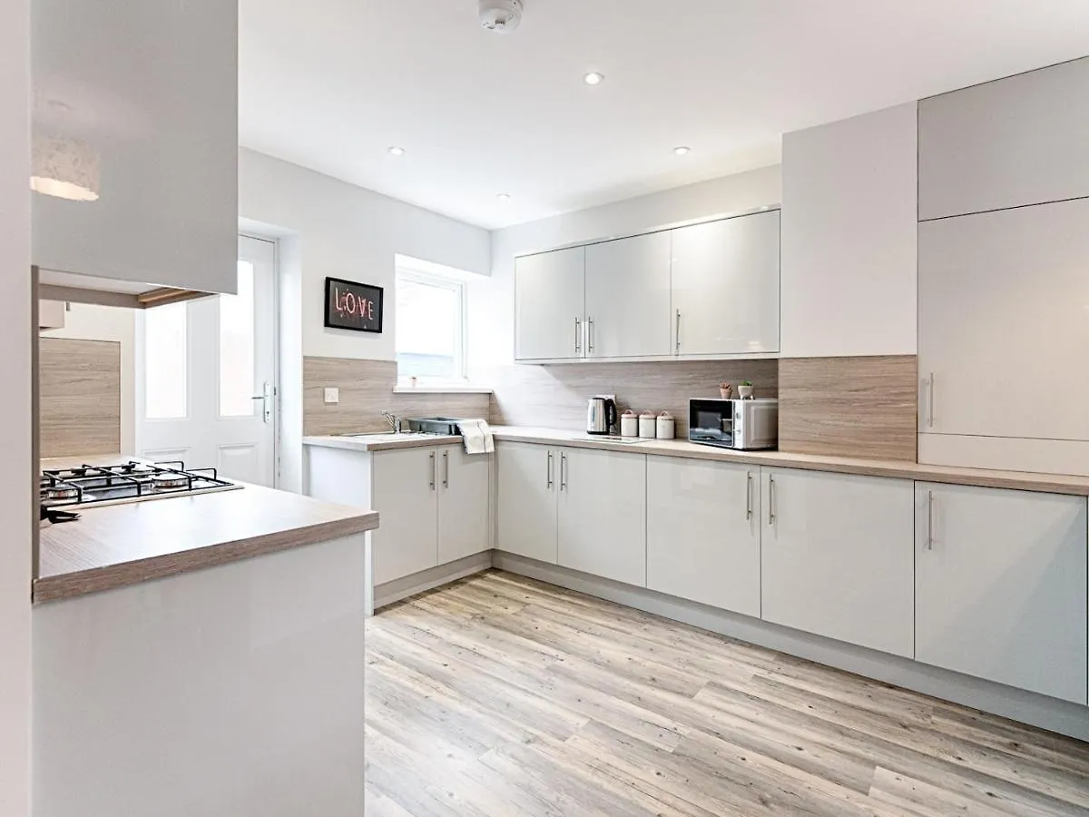 Pass The Keys Luxury Bright Spacious Family Home - Near Beaches Swansea 0*,