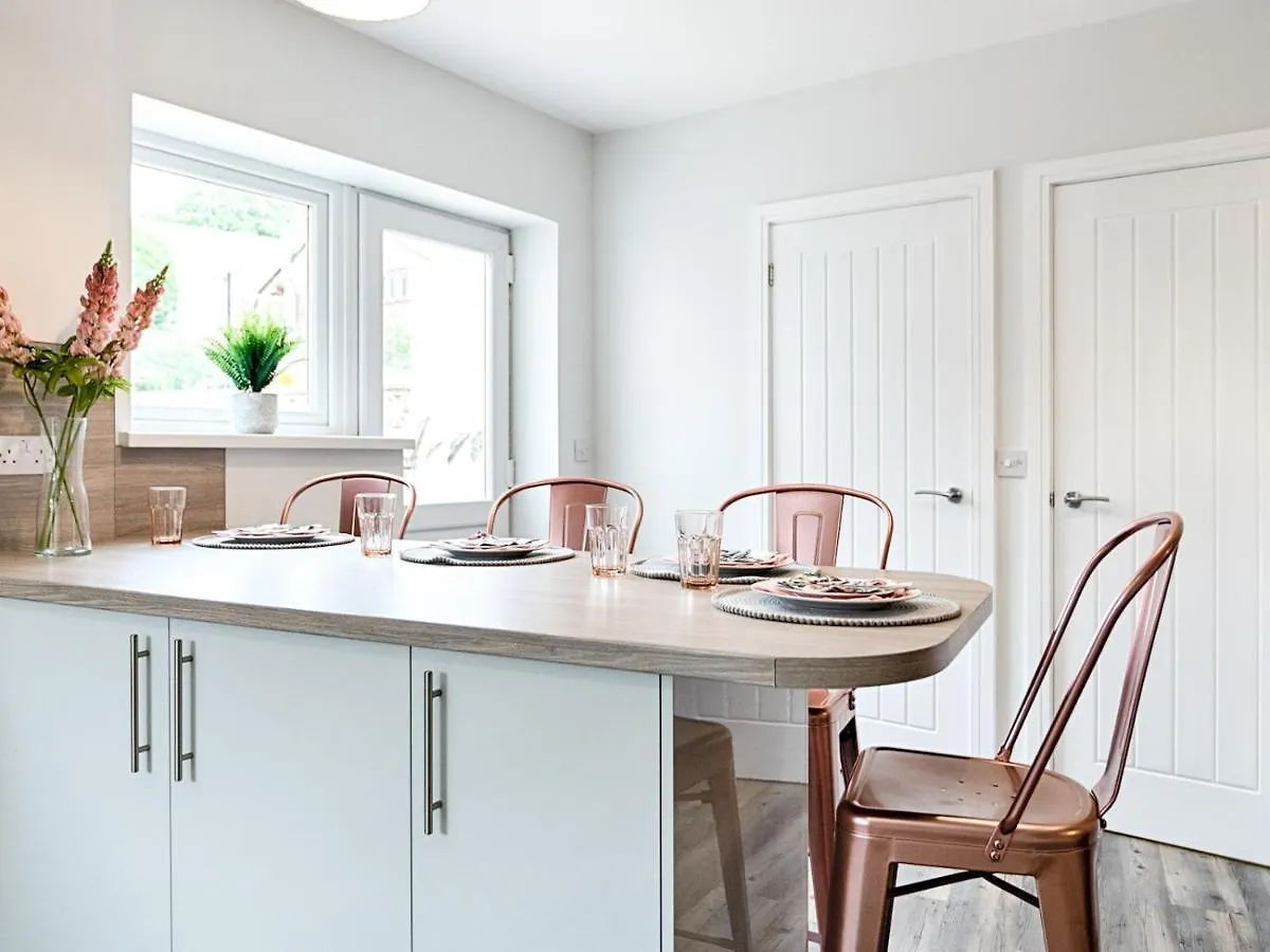 Pass The Keys Luxury Bright Spacious Family Home - Near Beaches Swansea Holiday home